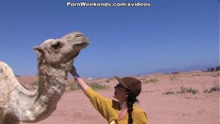 Jolie fille a des relations sexuelles sur une plage de sable