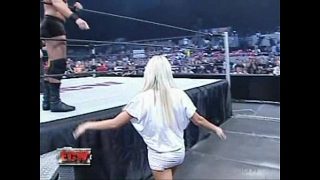 Kelly kelly expose son strip-tease