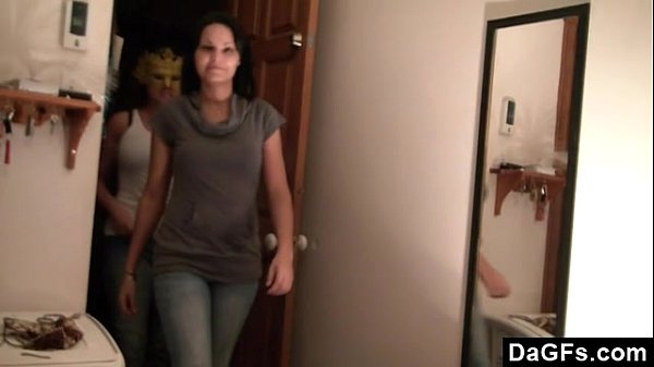 Ma femme est fisting son amie!